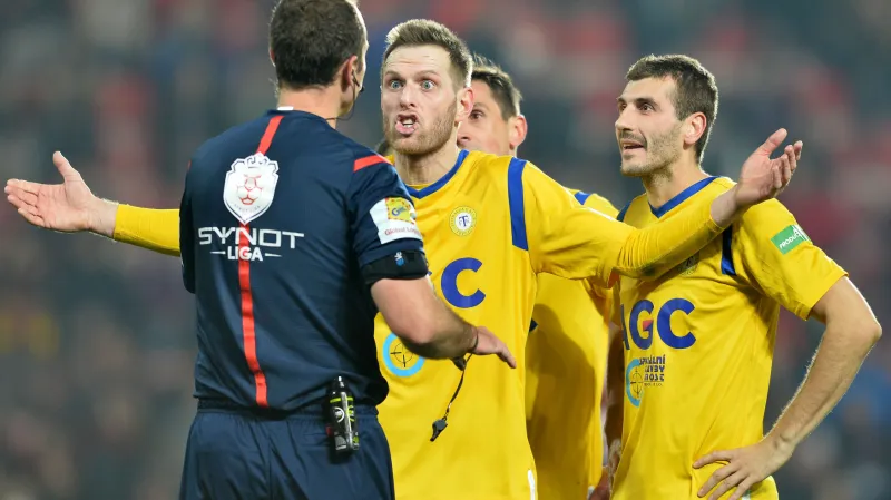 Hráči Teplic Štěpán Vachoušek (vlevo) a Admir Ljevakovič (vpravo) diskutují s rozhodčím Kovaříkem
