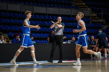 Čeští basketbalisté během přípravného duelu se Srbskem