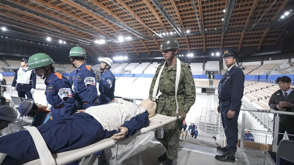 Záchranáři nacvičují zásah při zemětřesení v Tokiu
