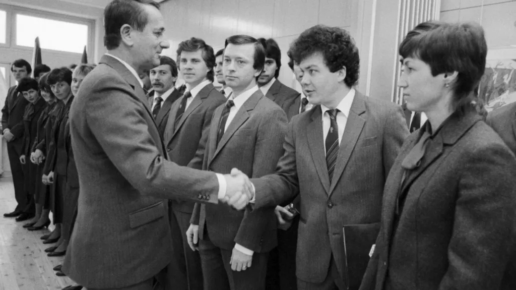 Antonín Himl při setkání s československými sportovci. Ti právě složili olympijský slib (únor 1984)