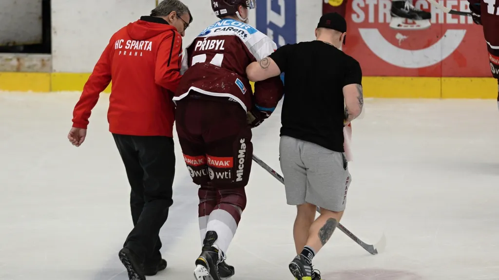 Zraněný útočník Sparty Daniel Přibyl odjíždí na lavičku