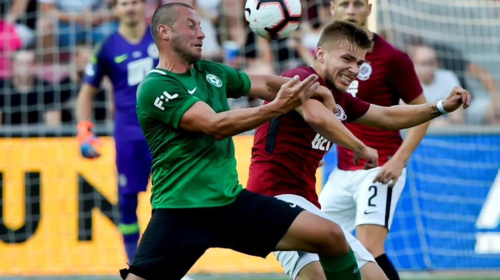 Útočník Příbrami Miroslav Slepička v souboji s Martinem Frýdkem