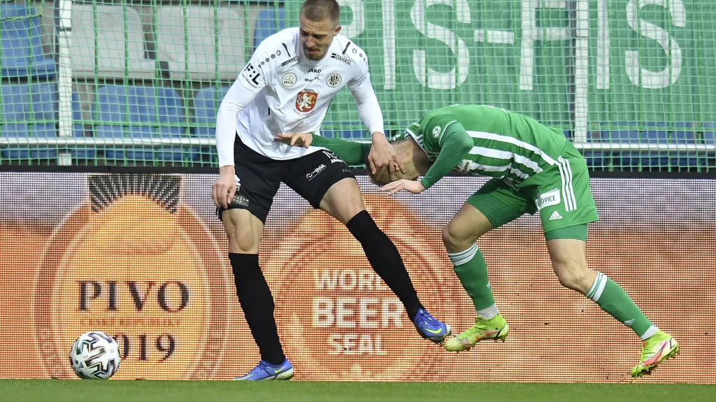 V souboji Daniel Vašulín z Hradce Králové a Dominik Hašek z Bohemians