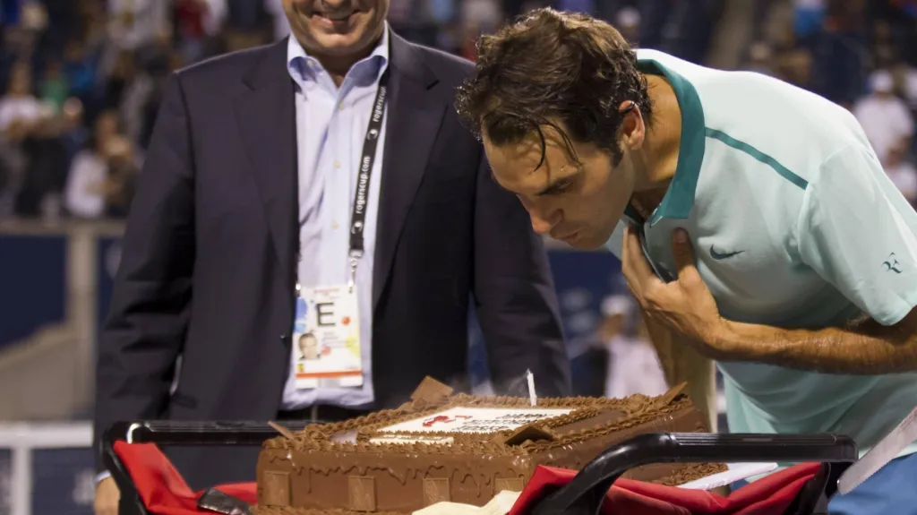 Roger Federer slaví narozeniny na kurtu
