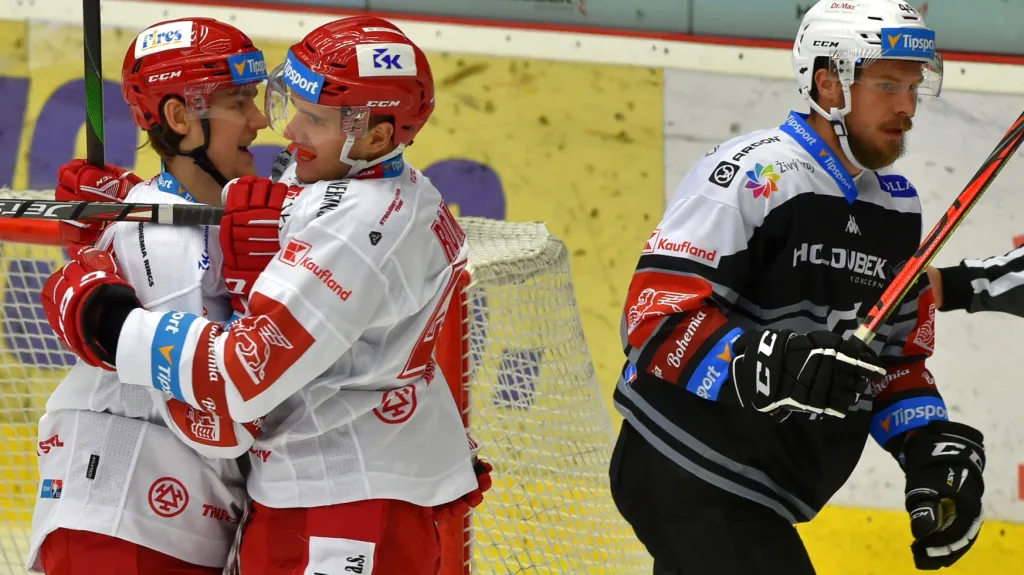 Hokejisté Třince se radují z gólu v Karlových Varech