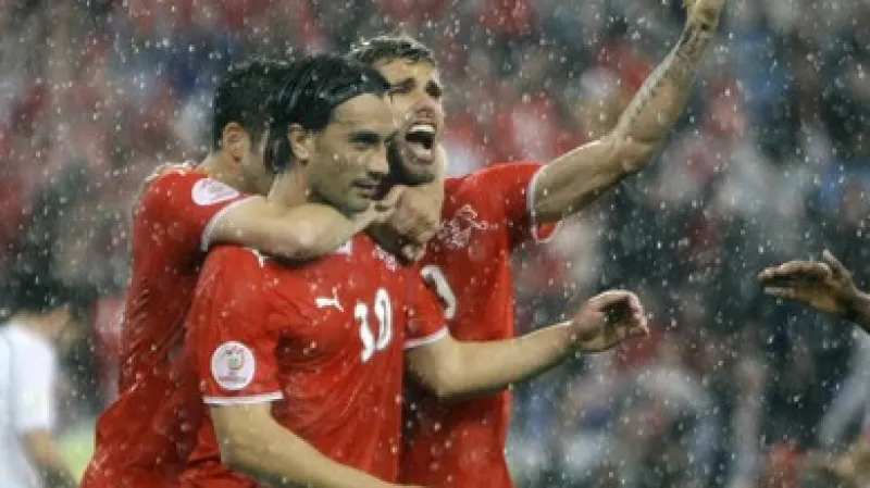 Švýcarští fotbalisté slaví gól v síti Turecka.