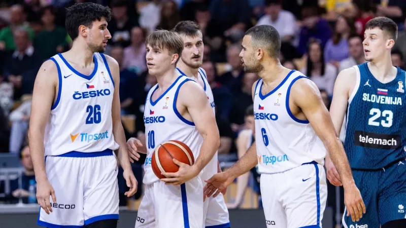 Čeští basketbalisté v utkání se Slovinci