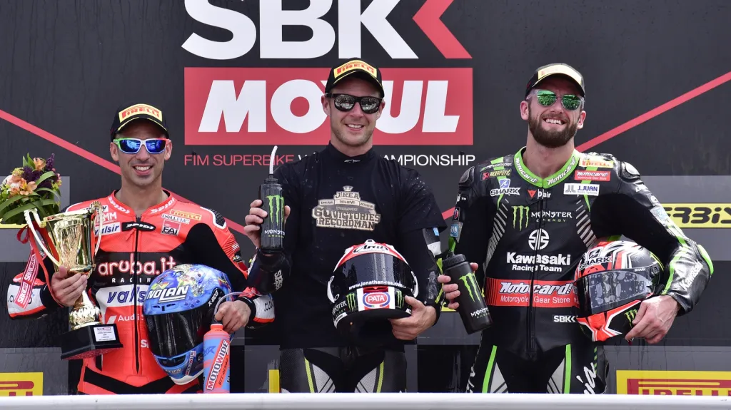 Jonathan Rea (uprostřed) po vítězství v Brně