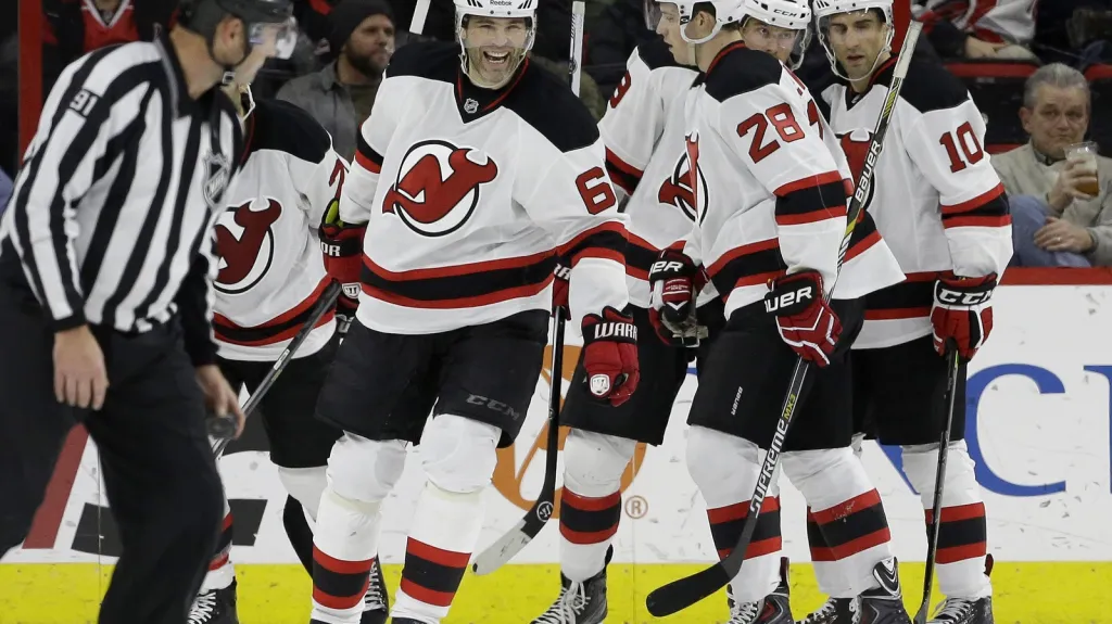 Jaromír Jágr slaví gól se spoluhráči