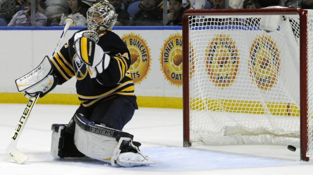 Michal Neuvirth inkasuje od Romana Poláka