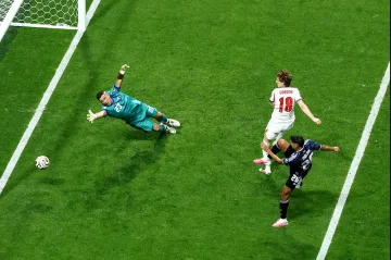Anthony Gordon z Anglie dává gól proti Argentině