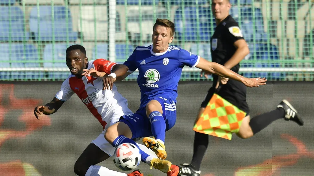 Ondřej Karafiát v souboji s Ubongem Ekpaiem