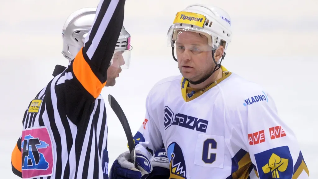 Pavel Patera v diskuzi s rozhodčím