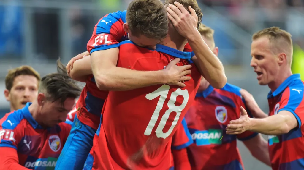 Hráči Plzně se radují po gólu