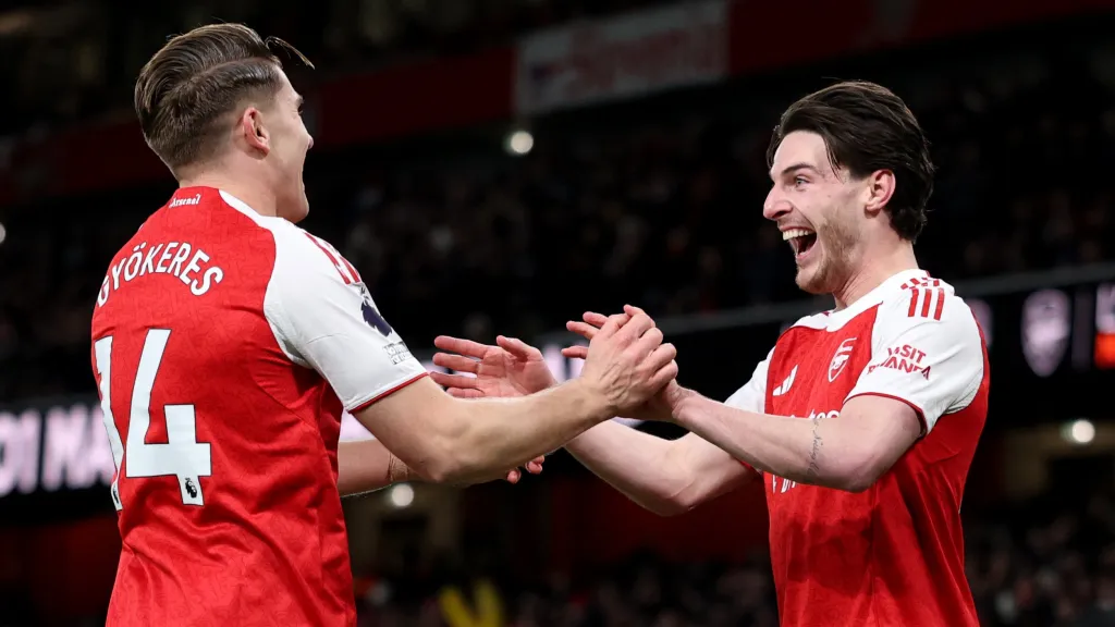 Viktor Gyökeres a Declan Rice z Arsenalu slaví gól