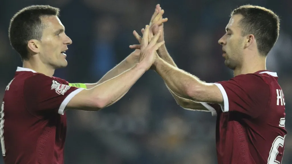 David Lafata a Josef Hušbauer se radují z gólu