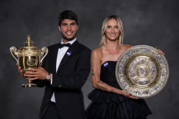 Carlos Alcaraz a Markéta Vondroušová s trofejemi z Wimbledonu