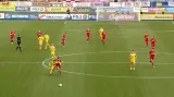 Jihlavský Marek obdržel červenou za nedovolené zastavení Lutonského (6. min.)