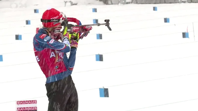 Biatlonisty v Le Grand Bornand zasypává sníh