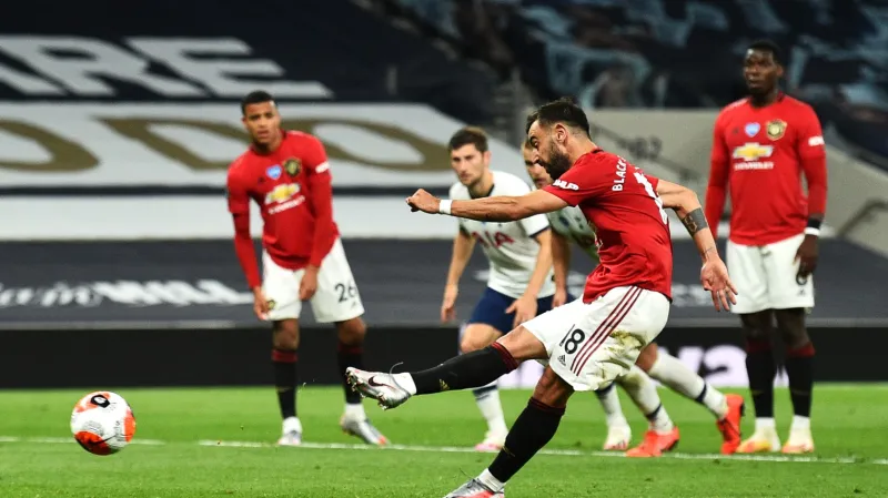 Bruno Fernandes z Manchesteru United skóruje z pokutového kopu