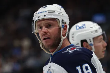 Jonathan Toews v dresu Winnipegu