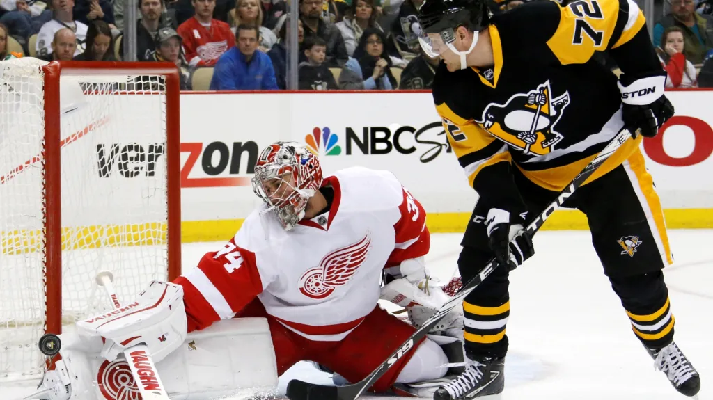 Petr Mrázek z Detroitu chytá střelu Patrica Hornqvista z Pittsburghu