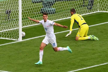 Patrik Schick se raduje z gólu ve skotské síti