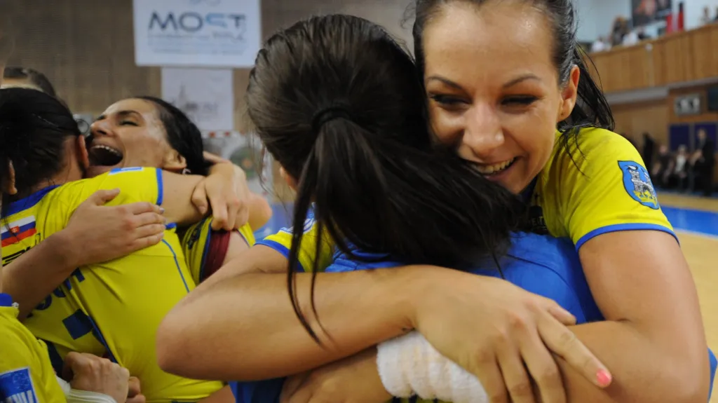 Slavící házenkářky Michalovců