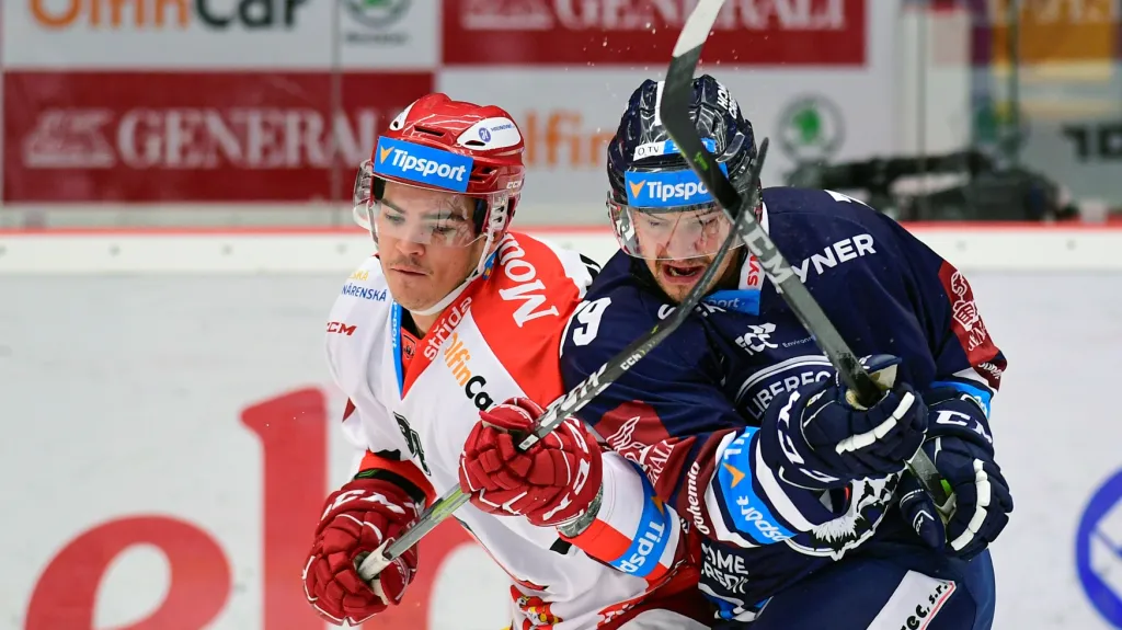 Liberecký Libor Hudáček v souboji s Jordannem Perretem z Hradce Králové