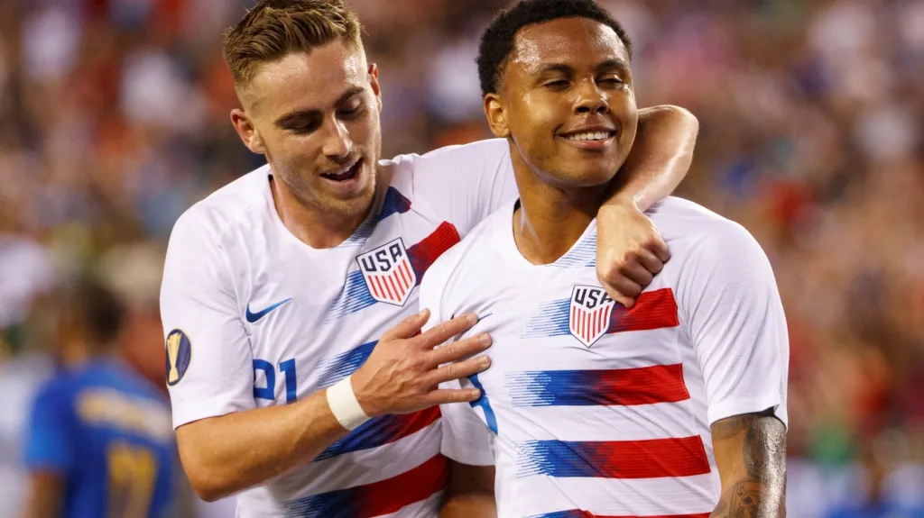 Weston McKennie slaví gól na Zlatém poháru s Tylerem Boydem