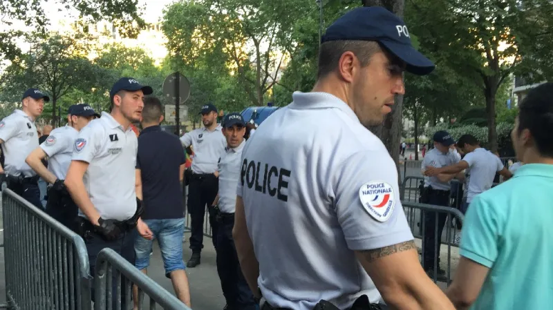 Prohlídky před vstupem do fanzóny