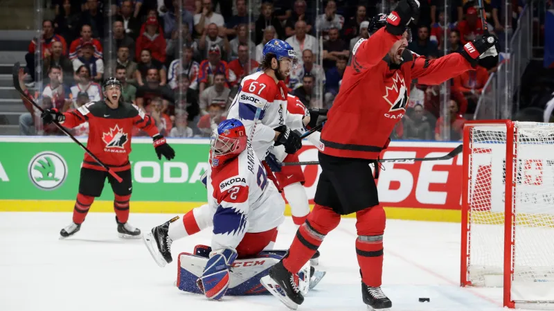 Kanaďan Mark Stone se raduje z gólu v české síti