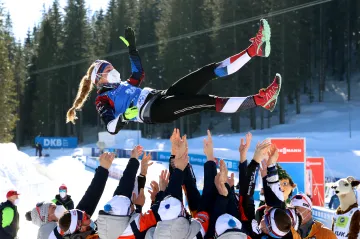 Český tým slaví s Markétou Davidovou její triumf na MS
