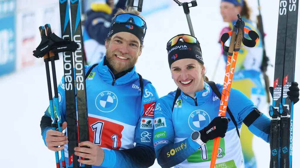 Atonin Guigonnat a Julia Simonová po výhře na MS v závodě smíšených štafet