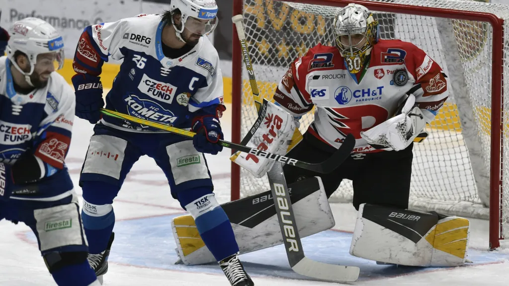 Pardubický brankář Daniel Vladař v utkání proti Kometě Brno