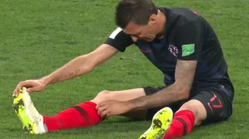 Mandžukičovy křeče v utkání proti Anglii