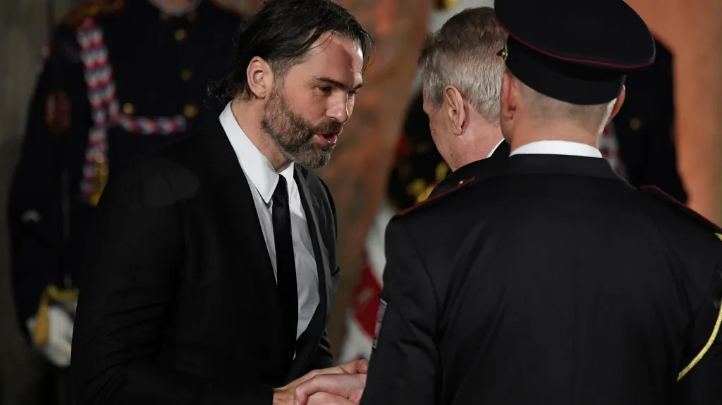 Jaromír Jágr přebírá vyznamenání z rukou prezidenta Miloše Zemana
