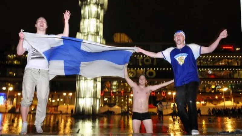 Finové oslavují vítězství v hokejovém finále