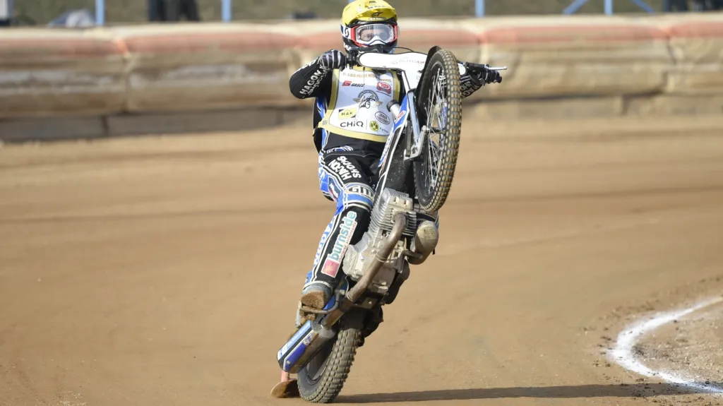 Jason Doyle se raduje z vítězství na Zlaté přilbě