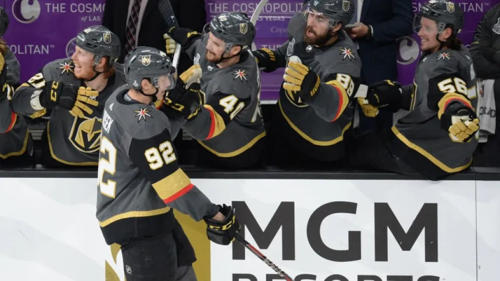 Tomáš Nosek se raduje se spoluhráči