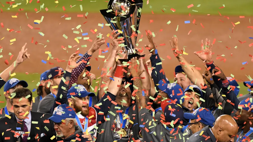 Američtí baseballisté s trofejí pro vítěze World Baseball Classic