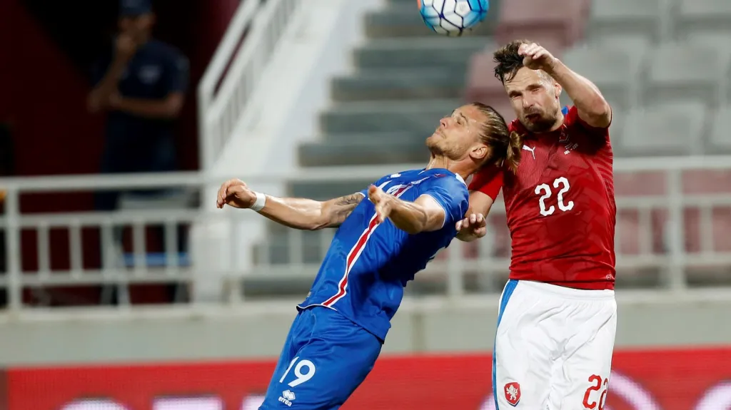 Filip Novák (vpravo) v hlavičkovém souboji v utkání s Islandem