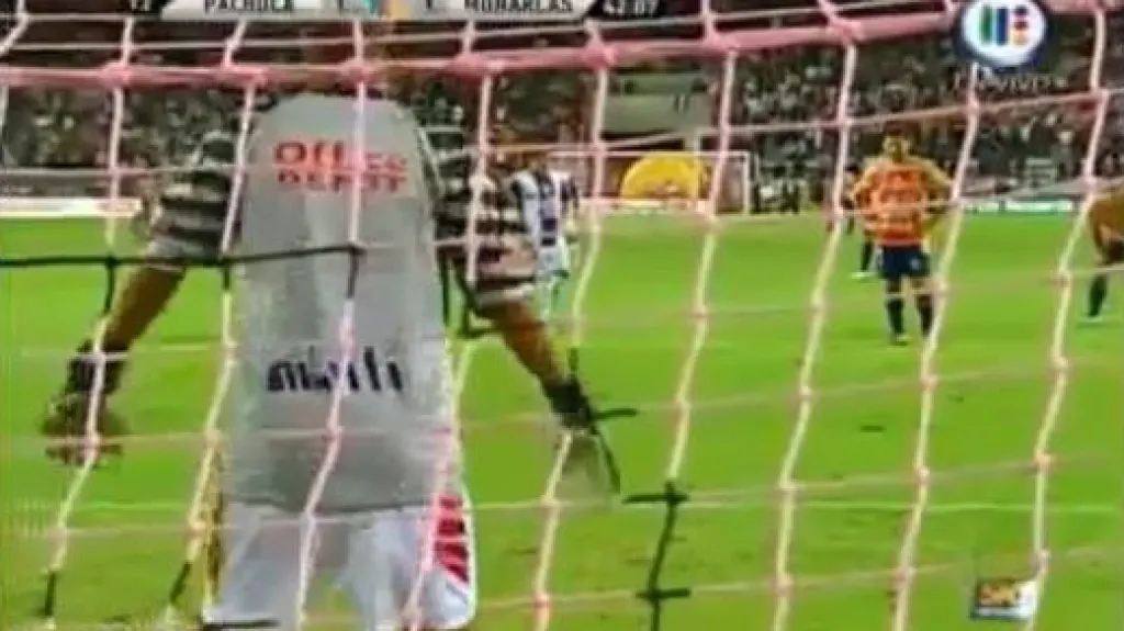 Juan Rojas chytá penaltu