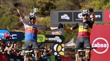 Stošek a Alleman ovládli předposlední etapu Cape Epic