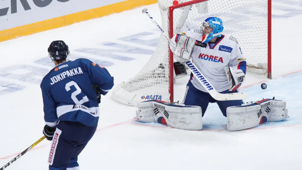 Jyrki Jokipakka střílí gól do sítě Jižní Koreje