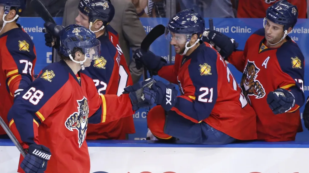 Jaromír Jágr přijímá gratulace spoluhráčů