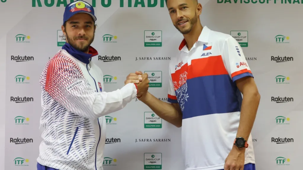 Český reprezentant Lukáš Rosol (vpravo) a Andrej Martin ze Slovenska