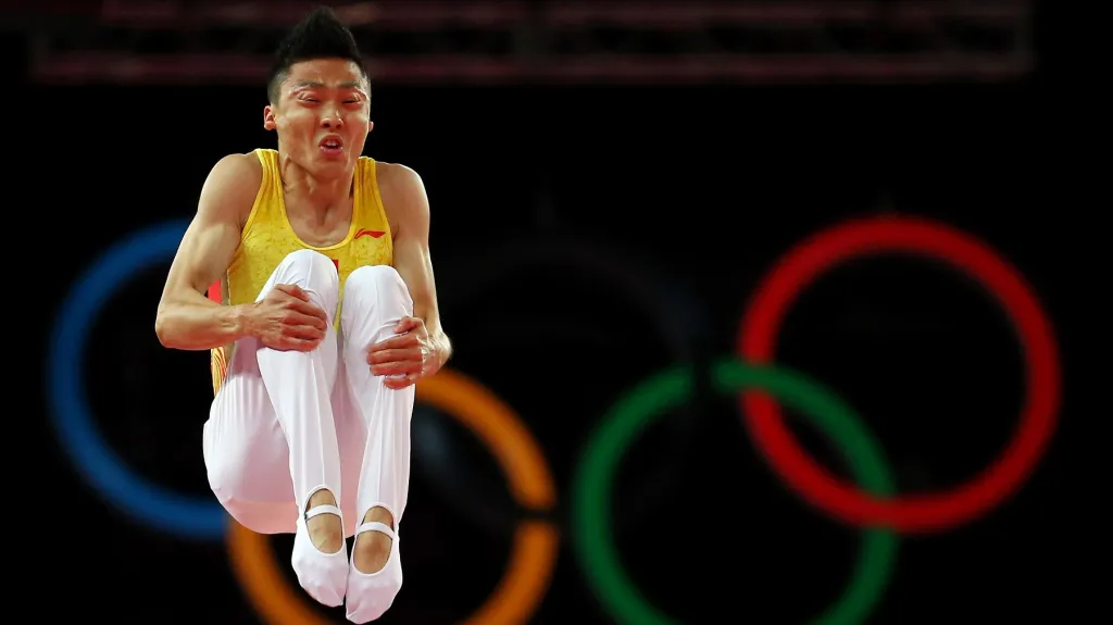 Číňan Tung Tung v soutěži na olympijské trampolíně