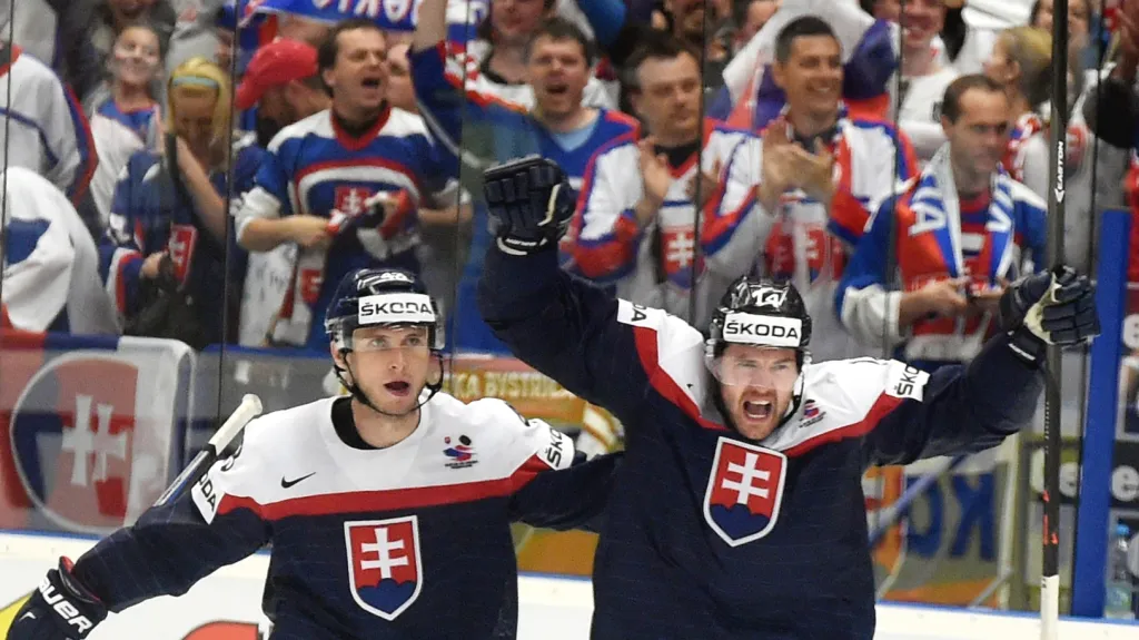 Tomáš Surový (vlevo) slaví s Andrejem Meszárošem vstřelenou branku Slovenska 