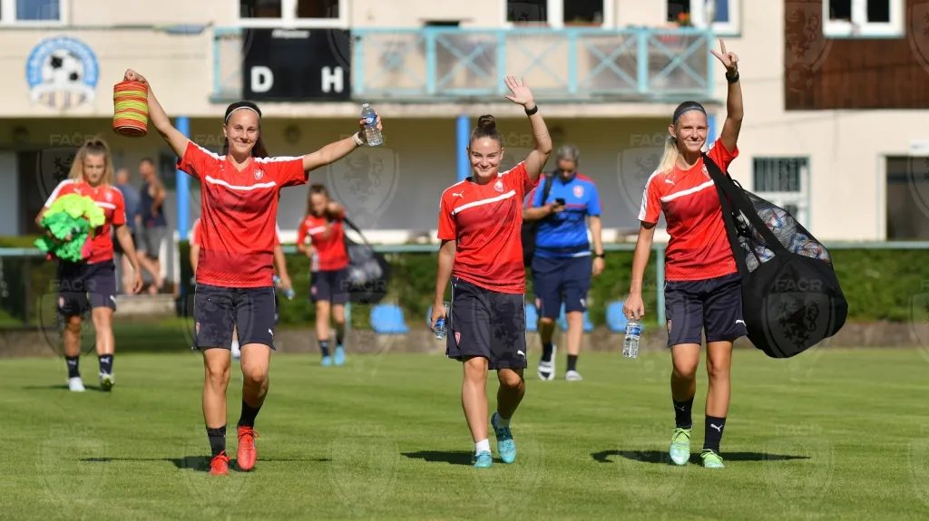 Výběr fotbalistek do 19 let se připravuje na ME